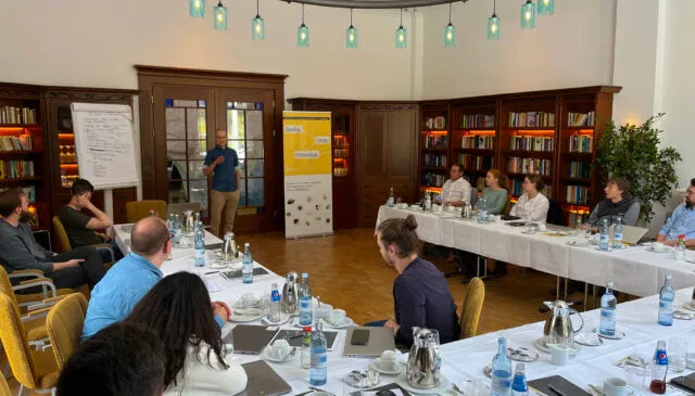 Michael hält eine Präsentation im Konferenzraum